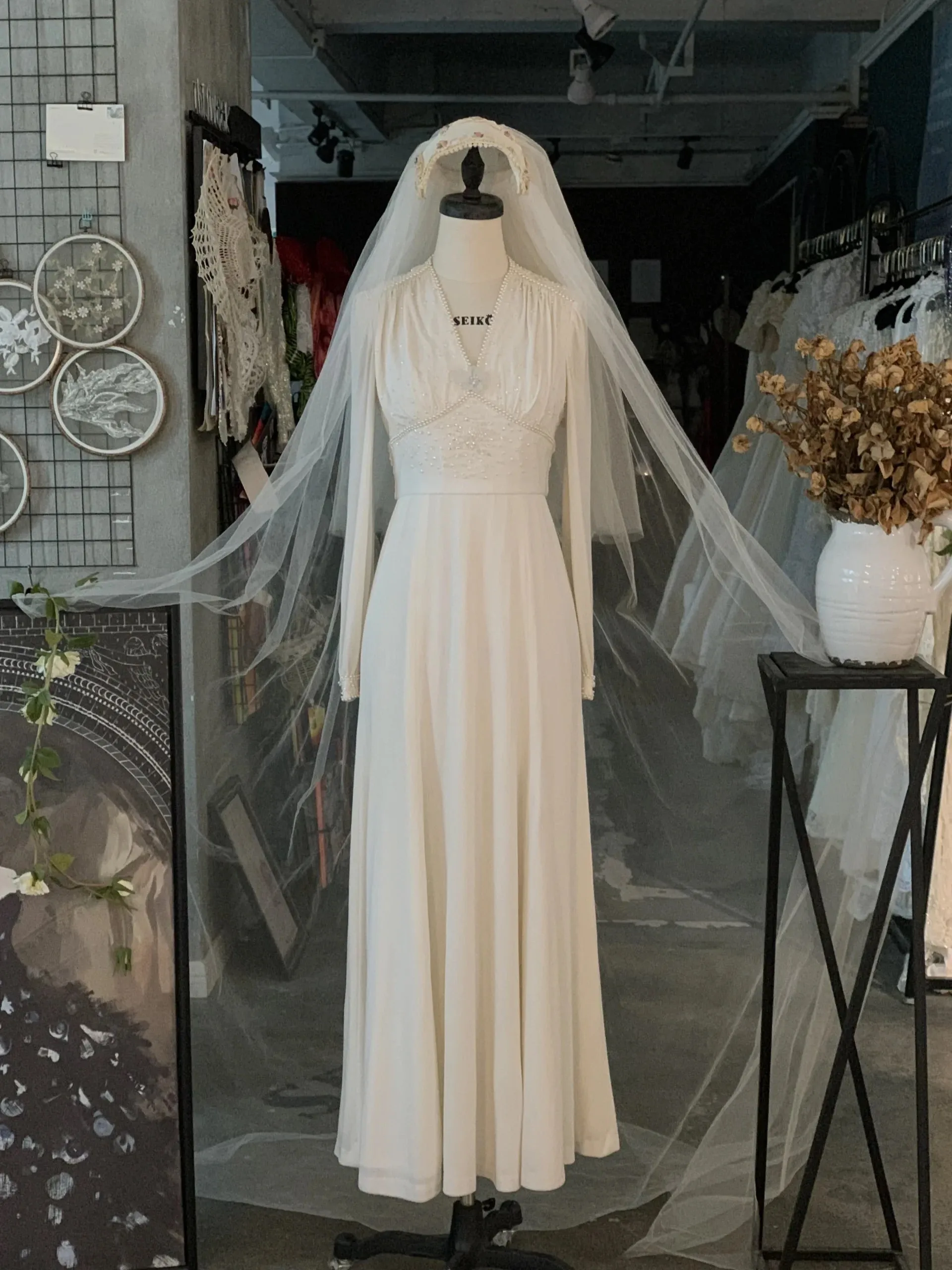Long Sleeves 70s Modest Vintage Wedding Dress